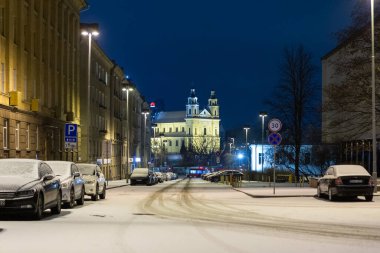 Kış zamanı şehrin gece manzarası 