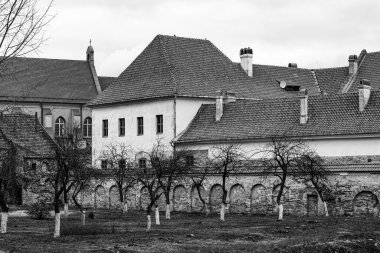 Şehirdeki eski ev, siyah beyaz. 