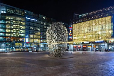 Şehir sokaklarında modern binalar