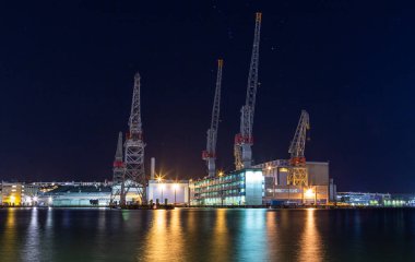 Şehir sokaklarında modern binalar