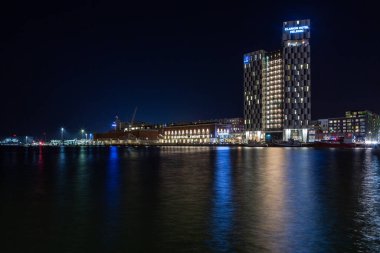 Şehir sokaklarında modern binalar