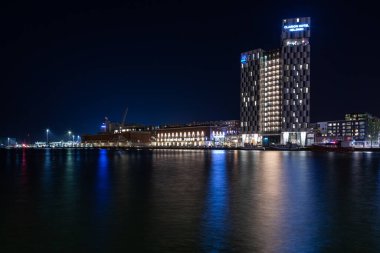 Şehir sokaklarında modern binalar