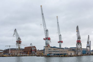 port vinçleri ve kargo gemileri