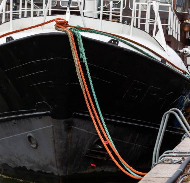 İskelede bir balıkçı teknesi 