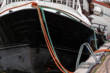 İskelede bir balıkçı teknesi 