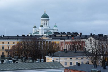 Şehirdeki kilisenin manzarası 