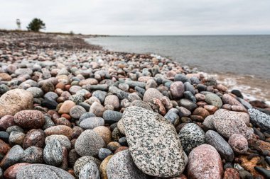 Deniz kıyısında taş