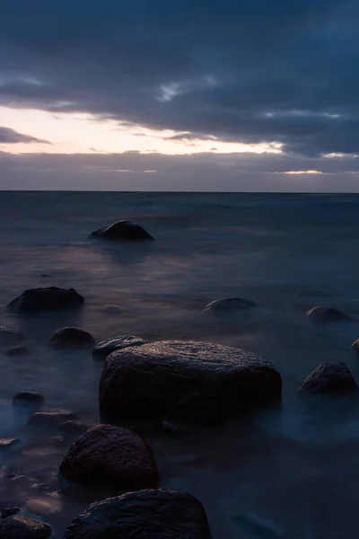 Een Prachtige Zonsondergang Het Strand Met Stenen Zee — Stockfoto