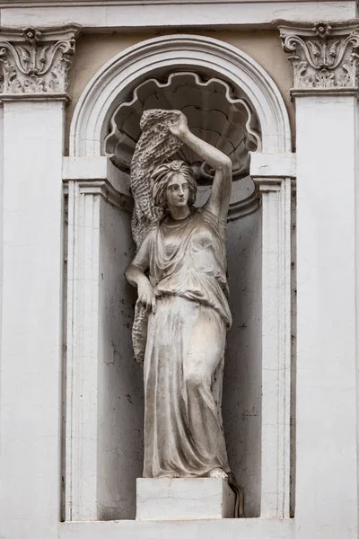 Vieux Bâtiment Avec Statue — Photo