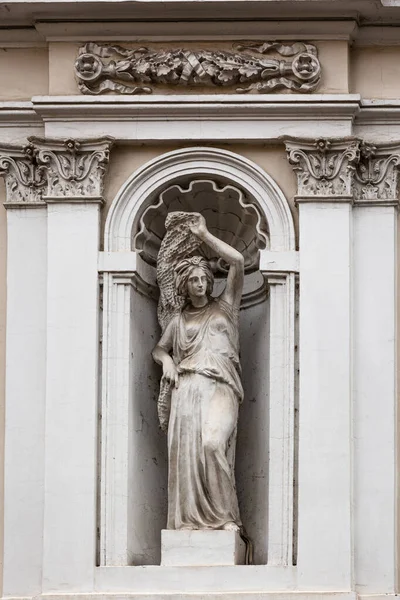 Vieux Bâtiment Avec Statue — Photo