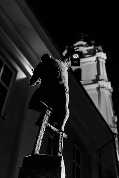 Erkek Heykeli Sokak Lambası Şehir Ortamında Siyah Beyaz — Stok fotoğraf
