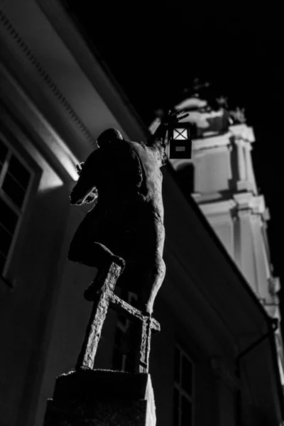 Male Sculpture Street Light Urban Environment Black White — ストック写真
