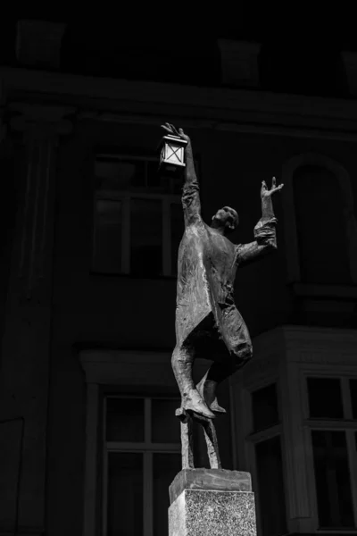 Male Sculpture Street Light Urban Environment Black White — Zdjęcie stockowe