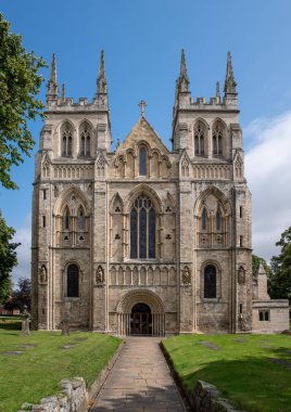 Selby, Yorkshire, İngiltere, 18 Ağustos 2021 - Gökyüzü mavi bulutlu güneşli bir günde Selby Abbey 'nin önü.