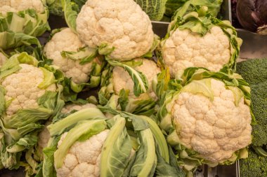 Marketteki bir kutuda beyaz karnabahar gösterisi..