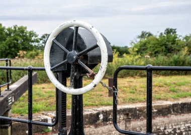 Pocklington Canal sluce wheel on lock gate with chain and lock.