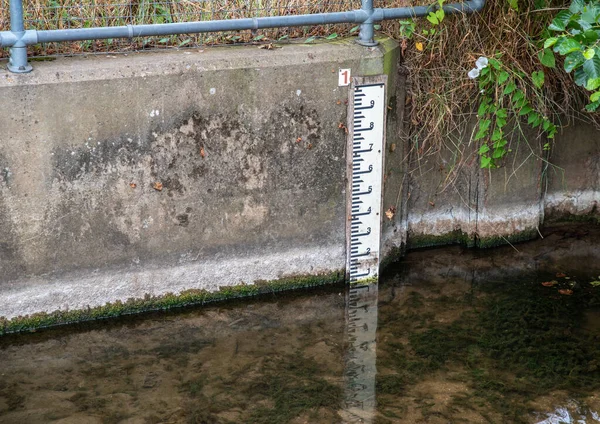 Black White Lined River Water Level Indicator Low Water — Stockfoto