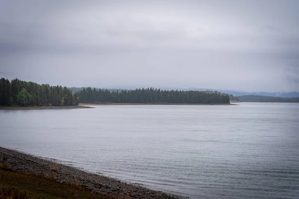 옐로스톤 국립 공원의 악천후 속에 있는 호수 — 스톡 사진