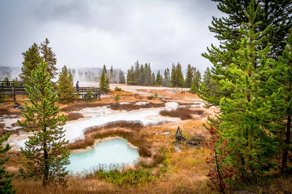 Hot Spring no Parque Nacional de Yellowstone nos Estados Unidos — Fotografia de Stock