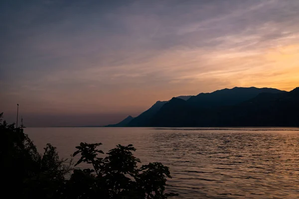Zachód słońca sylwetka nad jeziorem Garda we Włoszech — Zdjęcie stockowe