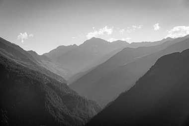 Fransa 'daki dağların manzarasında siyah beyaz gün batımı