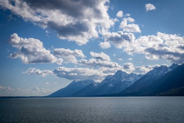 Amerika Birleşik Devletleri 'ndeki Yellowstone Ulusal Parkı' ndaki bir yol gezisi sırasında manzara
