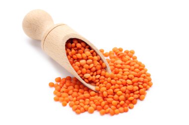 Beyaz arka planda kepçeli kırmızı mercimek