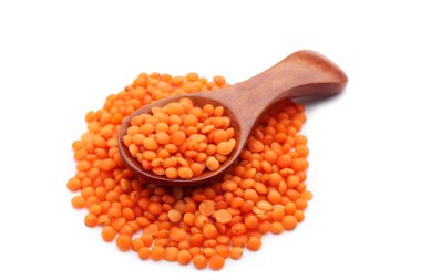Beyaz arka planda izole edilmiş kaşıklı kırmızı mercimek.
