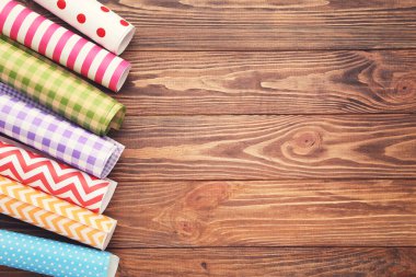 Kahverengi ahşap arka planda el işi kağıtları.