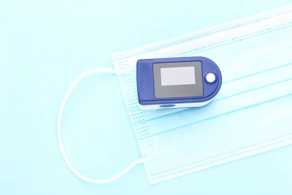 Impulzus Oximéter Orvosi Maszkkal Kék Alapon — Stock Fotó