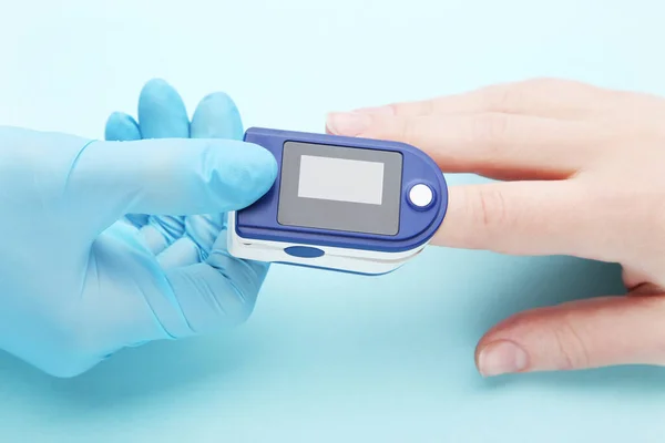 Läkaren Utför Pulsoximeter Test Mänskligt Finger — Stockfoto