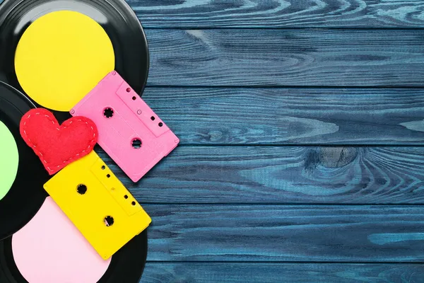 Kassettenbänder Mit Schallplatten Und Stoffherz Auf Blauem Hintergrund — Stockfoto