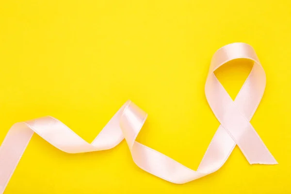 Conceito Cancro Fita Rosa Fundo Amarelo — Fotografia de Stock