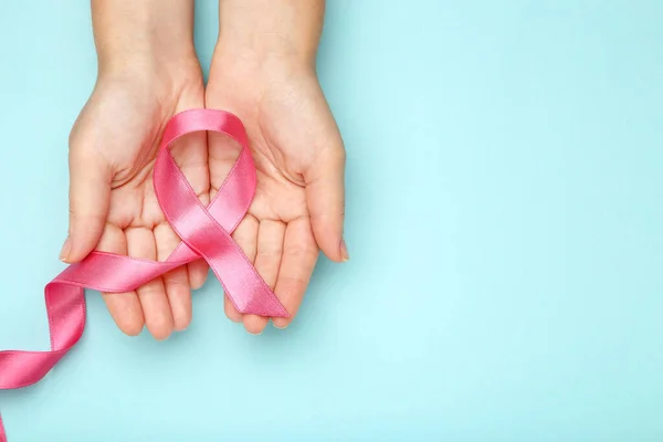 Conceito Cancro Mama Mãos Femininas Com Fita Rosa Fundo Azul — Fotografia de Stock