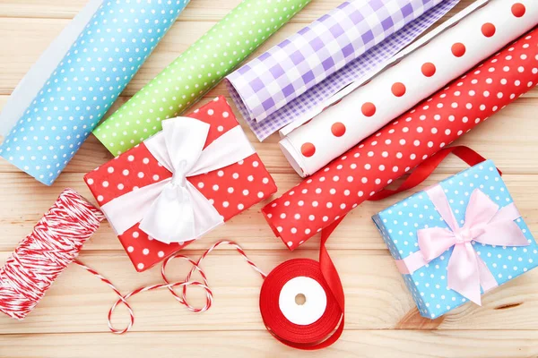 Rollen Van Ambachtelijk Papier Met Geschenkdozen Lint Touw Houten Ondergrond — Stockfoto