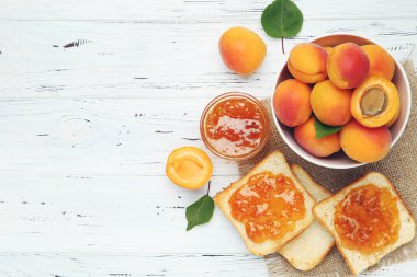 Kayısı kasede, reçelli tost beyaz arka planda