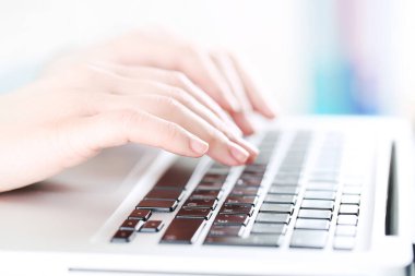 Dizüstü bilgisayarda yazı yazan kadın elleri