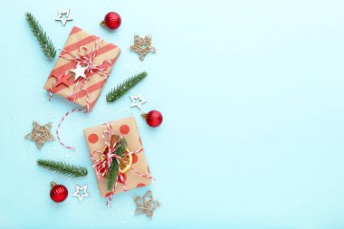 Mavi arkaplanda Noel süsleri