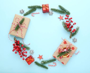 Noel kompozisyonu. Mavi arkaplanda süsleri olan ağaç dalları