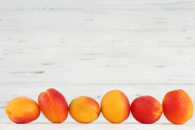 Beyaz arkaplanda tatlı kayısılar var.