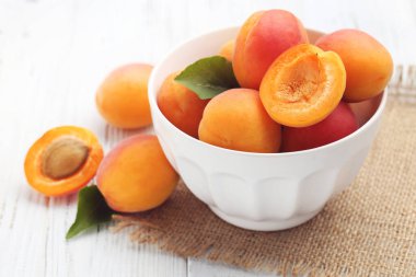 Beyaz arka planda çuval bezli tatlı kayısılar