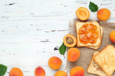 Kayısı ve reçelli tost beyaz arka planda