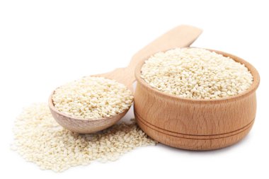 Tahta kaşıkta susam tohumları ve beyaz arka planda izole edilmiş kase.