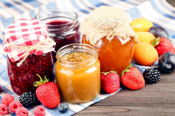 Süße Marmelade Glas Mit Beeren Auf Holztisch — Stockfoto