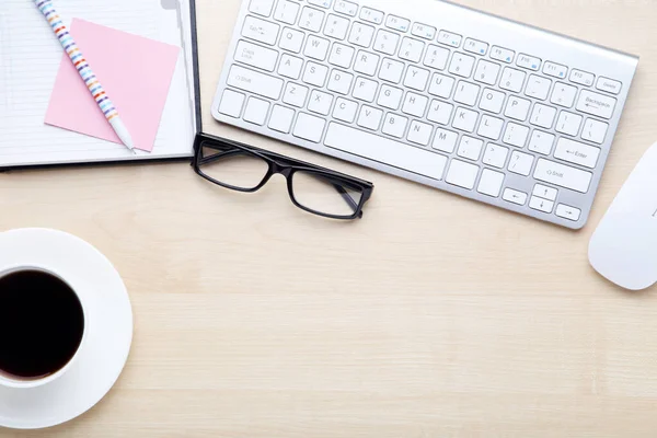 Teclado Ordenador Con Bloc Notas Vasos Taza Café Sobre Mesa — Foto de Stock