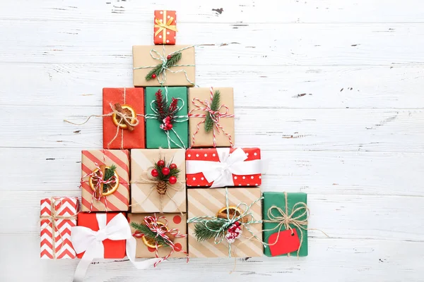 Geschenkschachteln Mit Ornamenten Auf Weißem Holzhintergrund — Stockfoto
