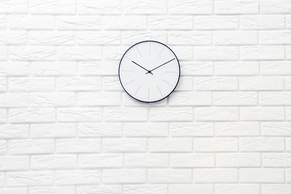Beyaz Tuğla Duvar Arka Planında Yuvarlak Saat — Stok fotoğraf