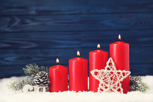 Weihnachtskerzen Mit Stern Holzschlitten Und Tannenzweigen Auf Blauem Hintergrund — Stockfoto