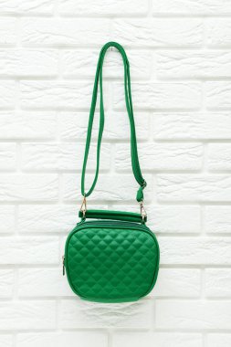 Sarı modern çanta tuğla duvar zemininde