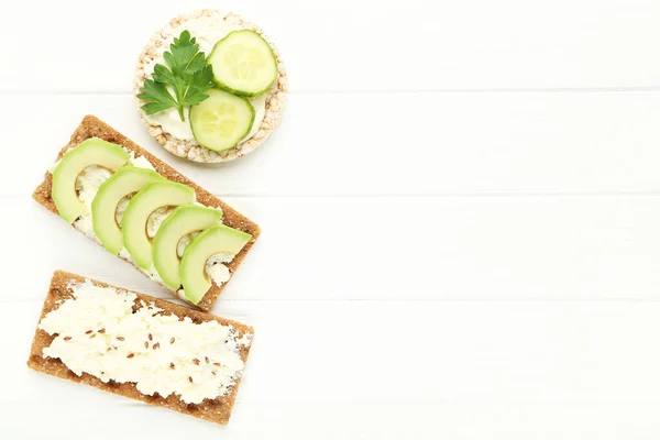 Pan Crujiente Con Queso Crema Verduras Sobre Mesa Madera Blanca —  Fotos de Stock